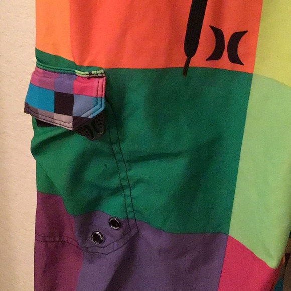 Men’s color lock Hurley board shorts - Picture 2 of 3